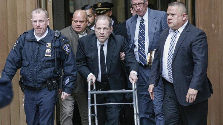 Fotografija: Harvey Weinstein ob pomoči hodulje prihaja na sodišče. FOTO: Getty Images