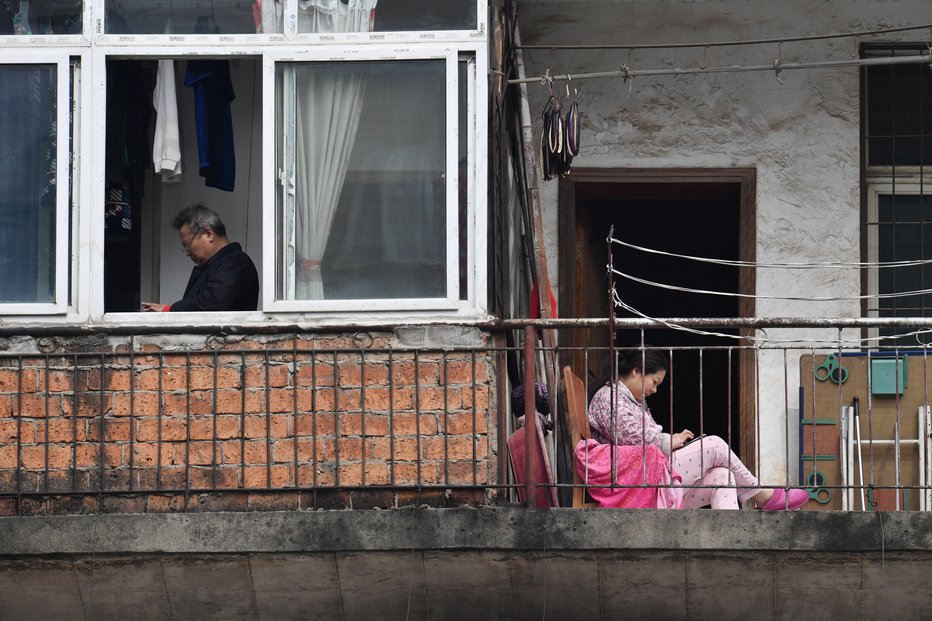 Fotografija: Ženski in moška sta bila izolirana v svojem stanovanju, ker je bil on pozitiven na koronavirus (simbolična fotografija). FOTO: Reuters