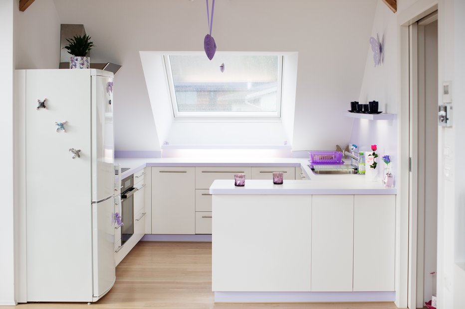 Fotografija: V zadnjih letih so kuhinje postale središče doma, saj prostor ni več namenjen zgolj pripravi hrane, pač pa preživljanju prostega časa in druženju. FOTO: Sonja Ravbar
