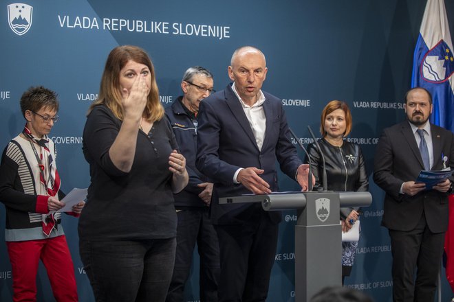 Minister Aleš Šabeder je napovedal aktivacijo državnega načrta. FOTO: Voranc Vogel