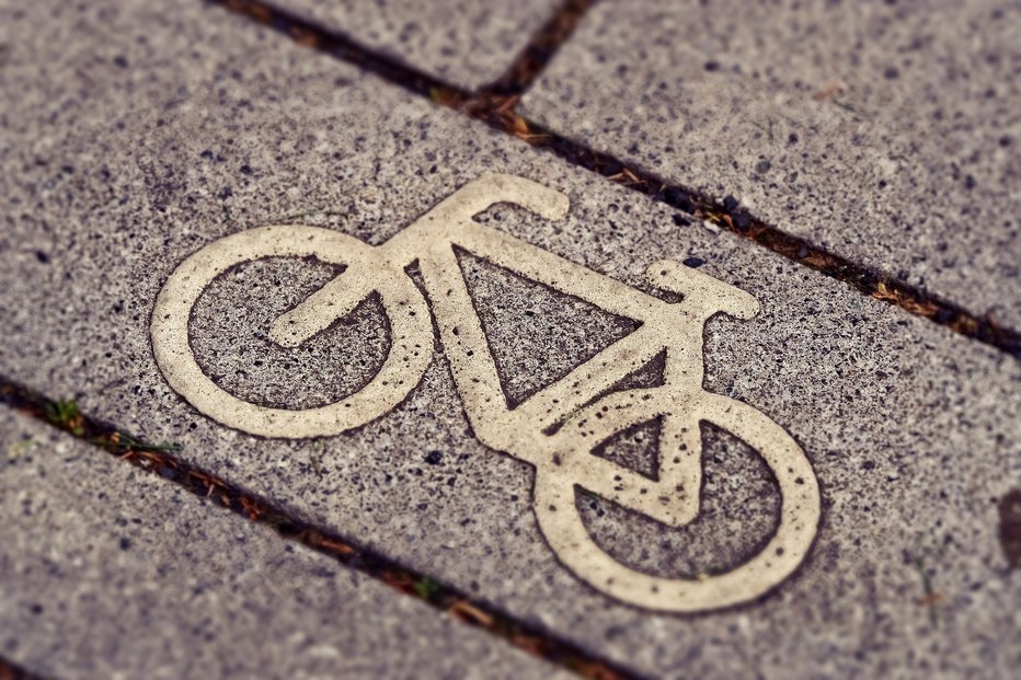 Fotografija: Občani so javili, da po cesti nevarno vijuga kolesar. FOTO: Pixabay