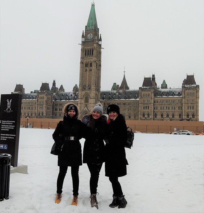 Ana, Hermina in Tanja pred parlamentom v Ottawi, kjer so končno videle sneg. FOTO: OSEBNI ARHIV