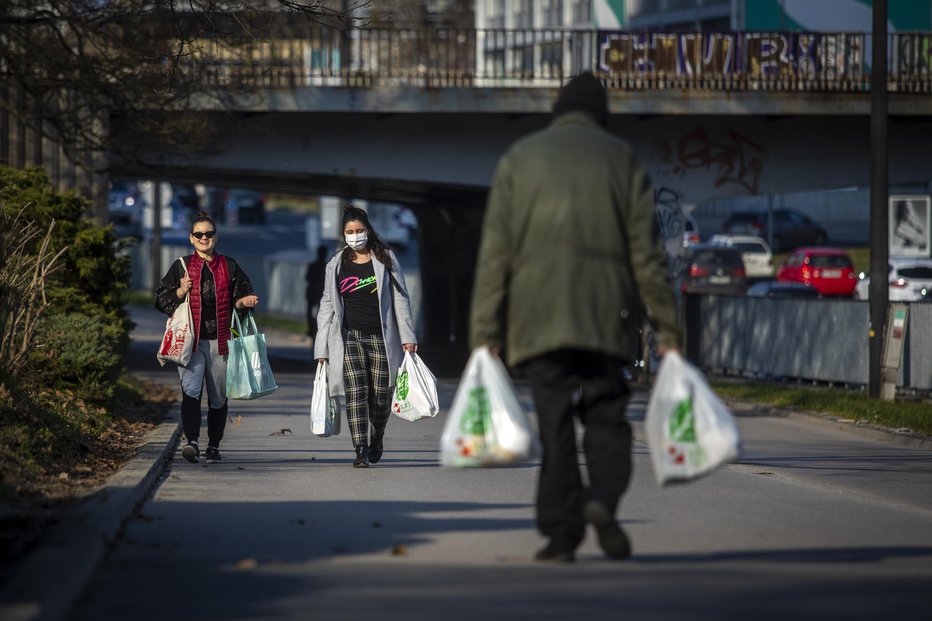 Fotografija: Javno življenje v Sloveniji se ustavlja. FOTO: Voranc Vogel
