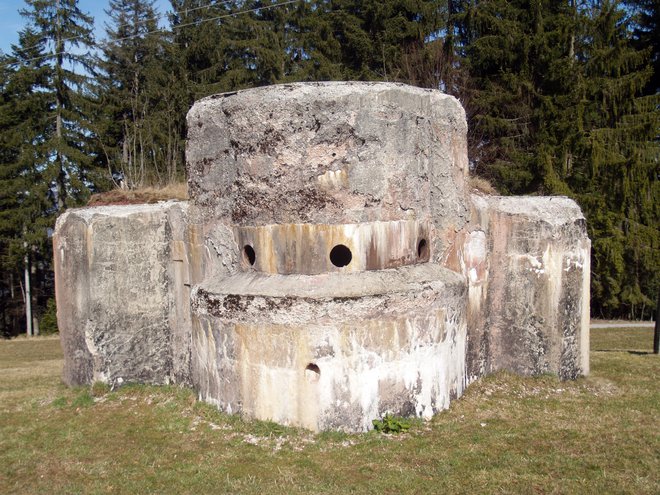 Različne tipe bunkerjev so gradili glede na teren in možnosti napada nasprotnika.
