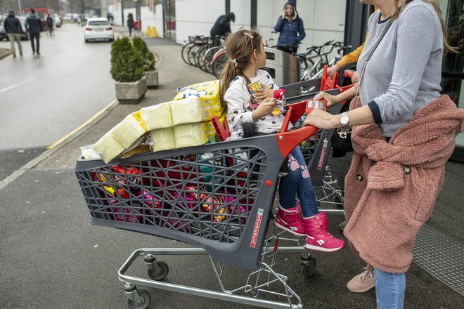 Ljudje v trgovskih centrih mrzlično nakupujejo hrano. FOTO: Voranc Vogel