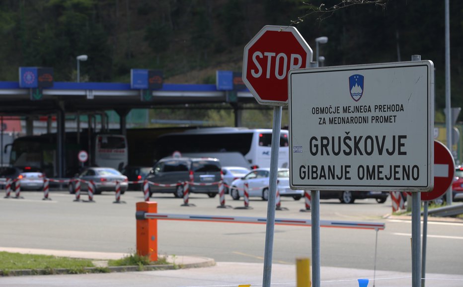 Fotografija: Hrvaška je zaprla mejo. FOTO: Tadej Regent, Delo