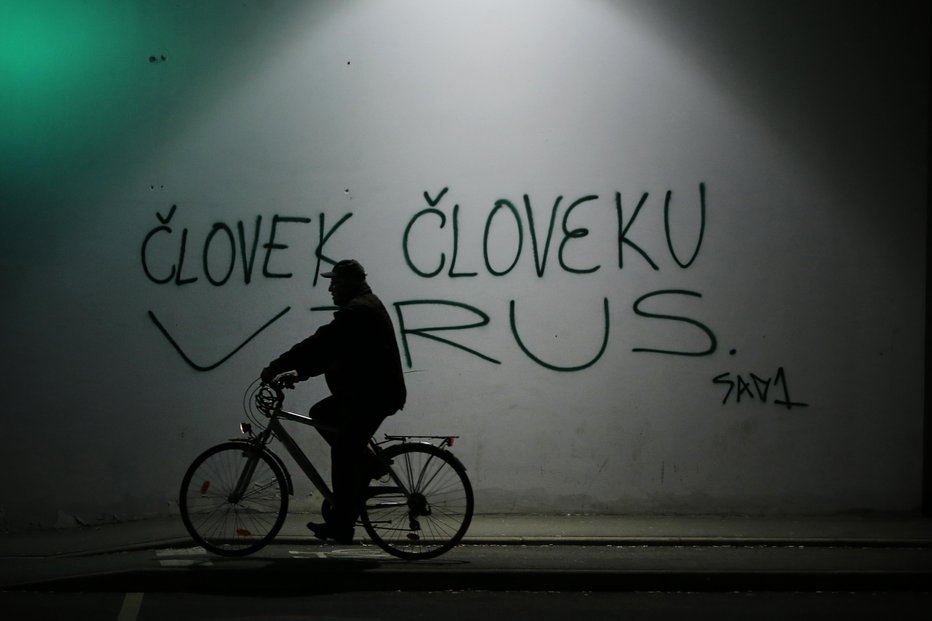 Fotografija: Napis Človek človeku virus na zidu pred UKC Ljubljana. FOTO: Jure Eržen, Delo