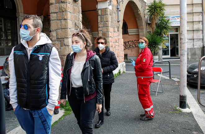 Ljudje brez zaščitnih mask ne gredo nikamor. Nenujni obiski pri družinskih članih in prijateljih so sankcionirani. FOTO: Reuters