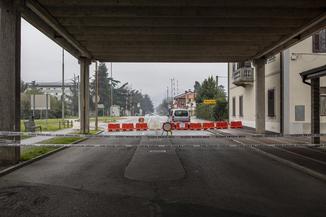 Slovence, ki delajo čez mejo, čakajo daljše vožnje v službo. FOTO: Voranc Vogel