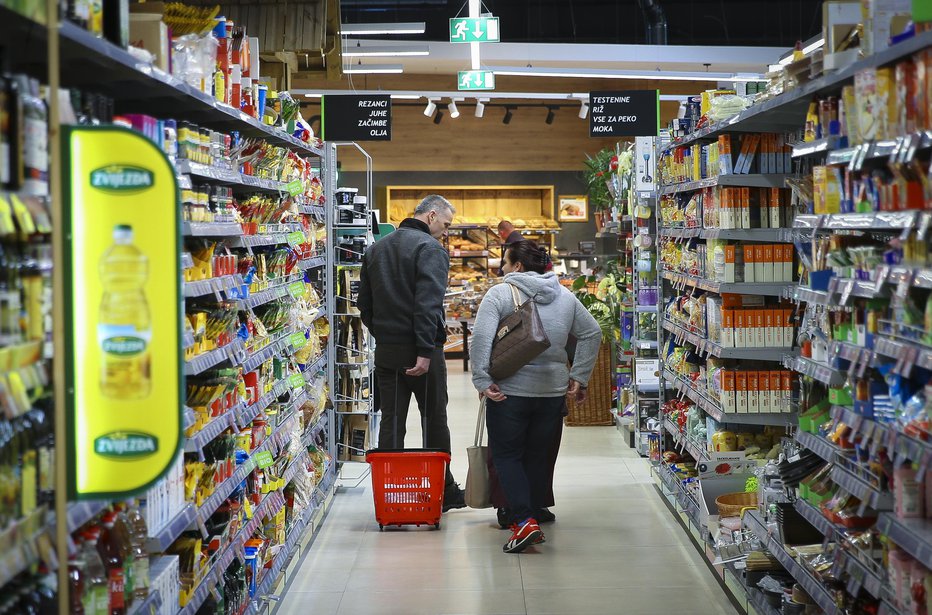 Fotografija: Tako blizu kupci v trgovinah ne bodo smeli biti več. FOTO: Jože Suhadolnik