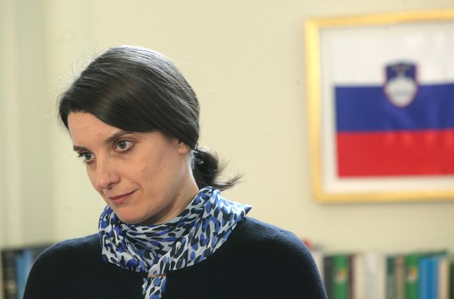 Šolska ministrica dr. Simona Kustec je pred zahtevno domačo nalogo. FOTO: Mavric Pivk