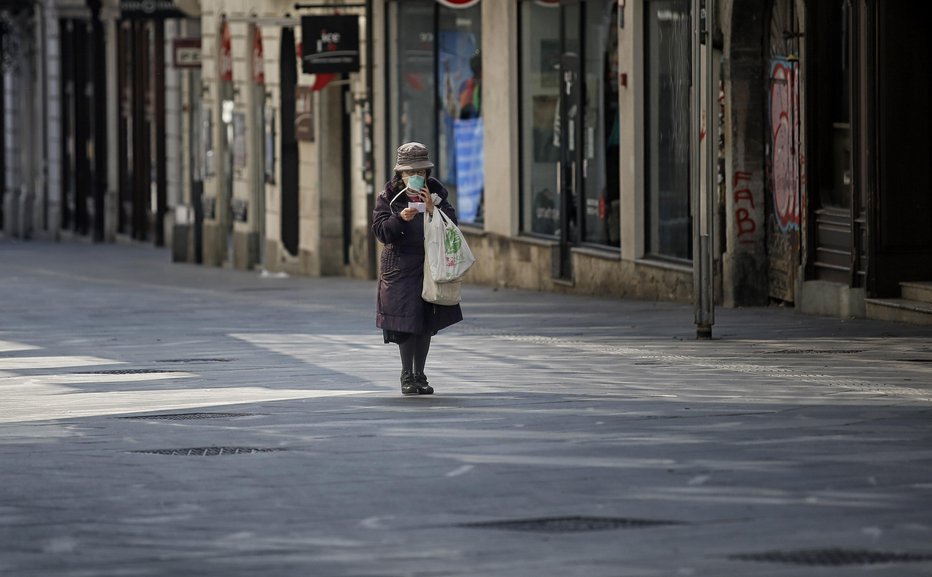 Fotografija: Prazne slovenske ulice. FOTO: Blaž Samec