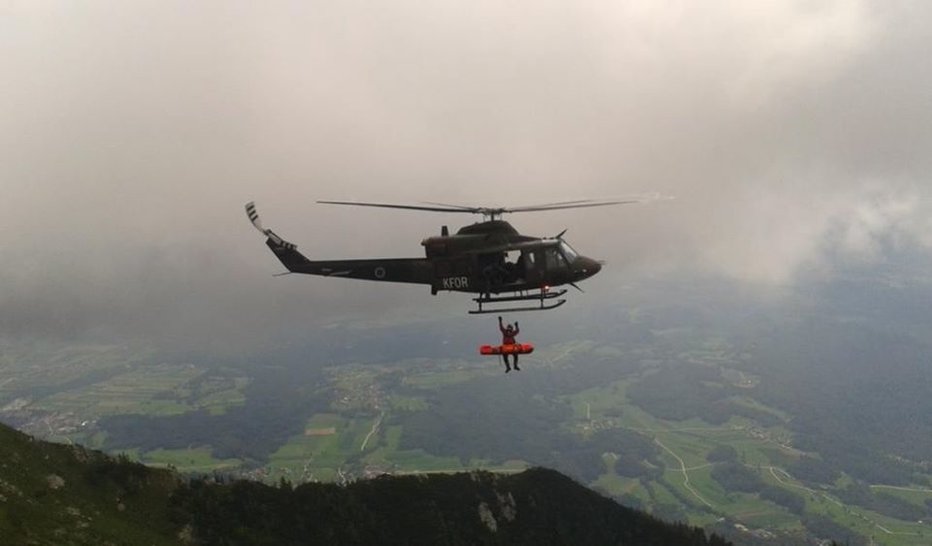 Fotografija: V primeru gorske nesreče vas helikopter morda ne bo mogel rešiti. FOTO: Grzs