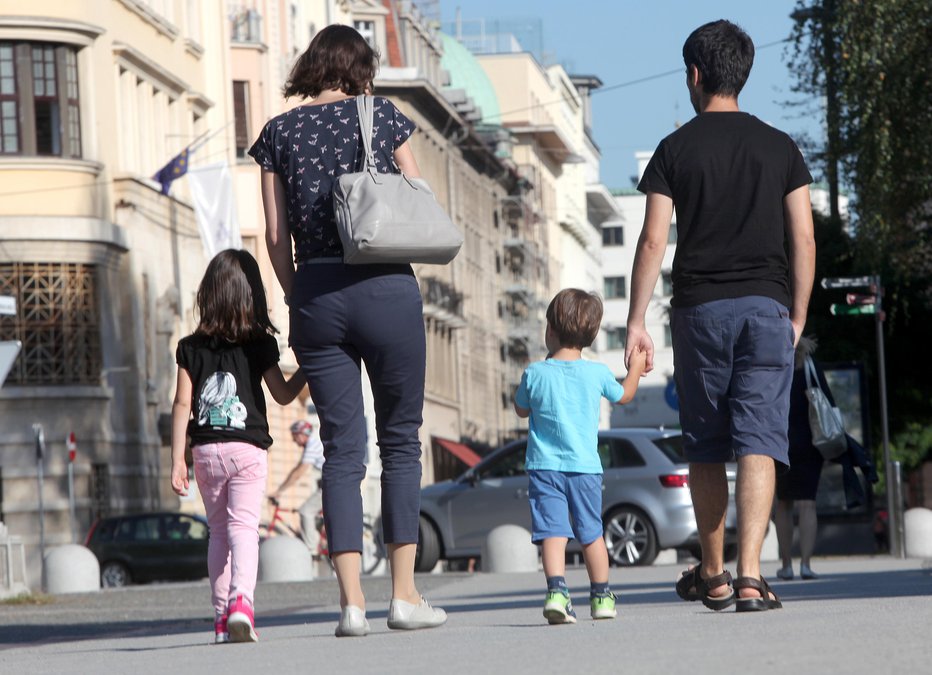 Fotografija: Družinski sprehodi so dovoljeni ne glede na število oseb. Omejitve ni. FOTO: Mavric Pivk, Delo