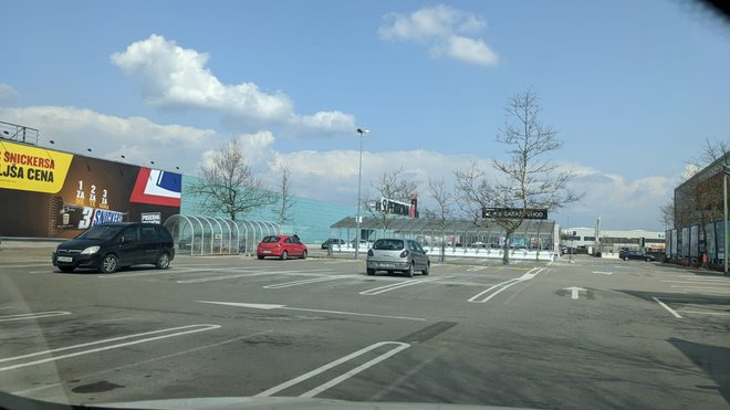 Skoraj prazno parkirišče pred trgovino v Šiški. FOTO: bralec Braco