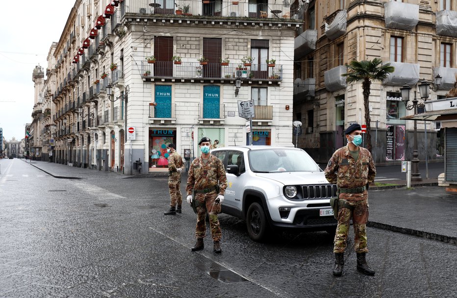 Fotografija: Italijanske oblasti so v obupnem poskusu zajezitve širjenja virusa na ulice poslale vojake, ki skrbijo, da se po tam ne giblje preveč ljudi. FOTO: Reuters