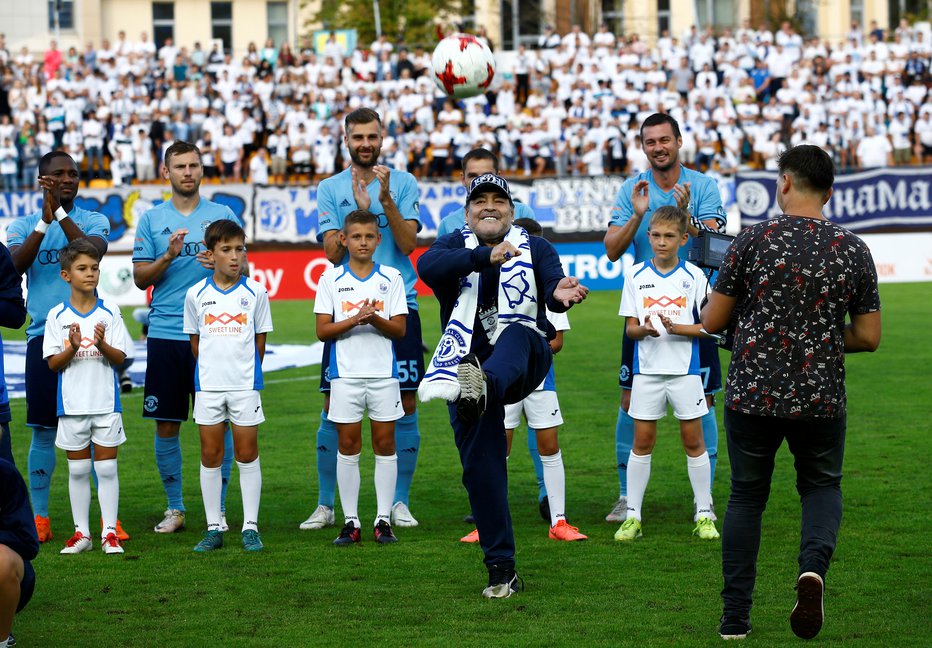 Fotografija: Prihod slovitega Argentinca Diega Maradone je pozdravil tudi nekdanji član Maribora in občasni slovenski reprezentant Željko Filipović (v ozadju levo od Maradone). FOTO: Reuters