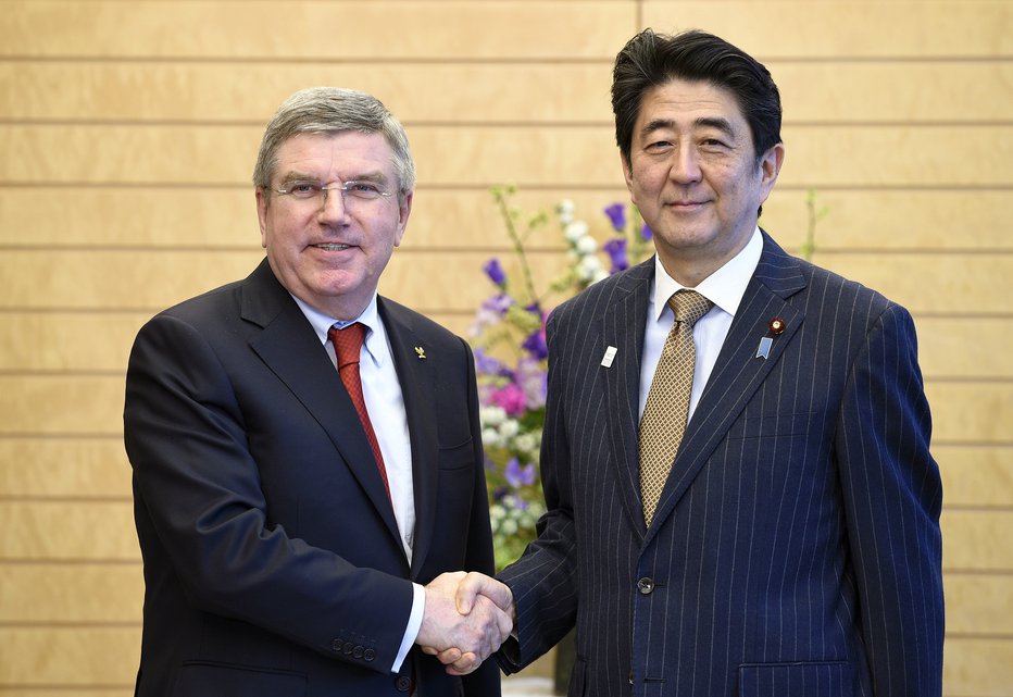 Fotografija: Predsednik MOK Thomas Bach (levo) in japonski premier Šinzo Abe bosta do zadnjega branila igre v Tokiu. FOTO: Reuters