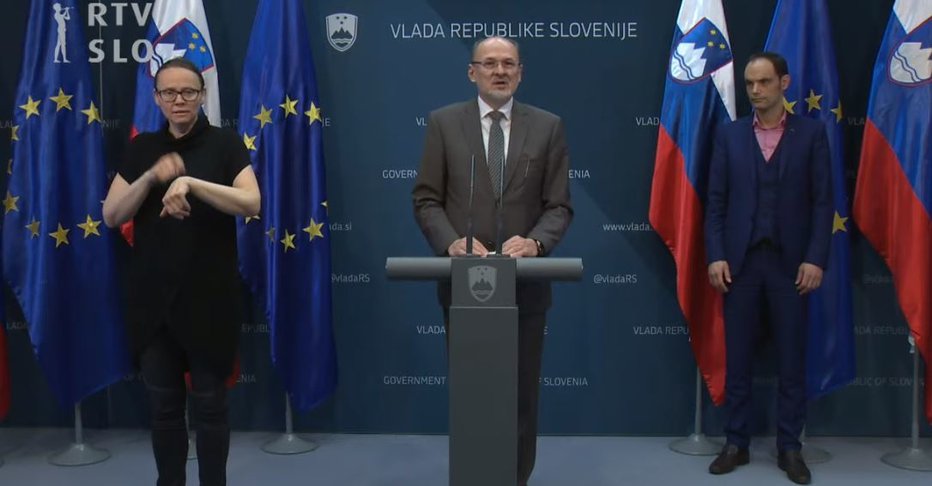 Fotografija: Uradni govorec Jelko Kacin in zunanji minister Anže Logar. FOTO: posnetek zaslona