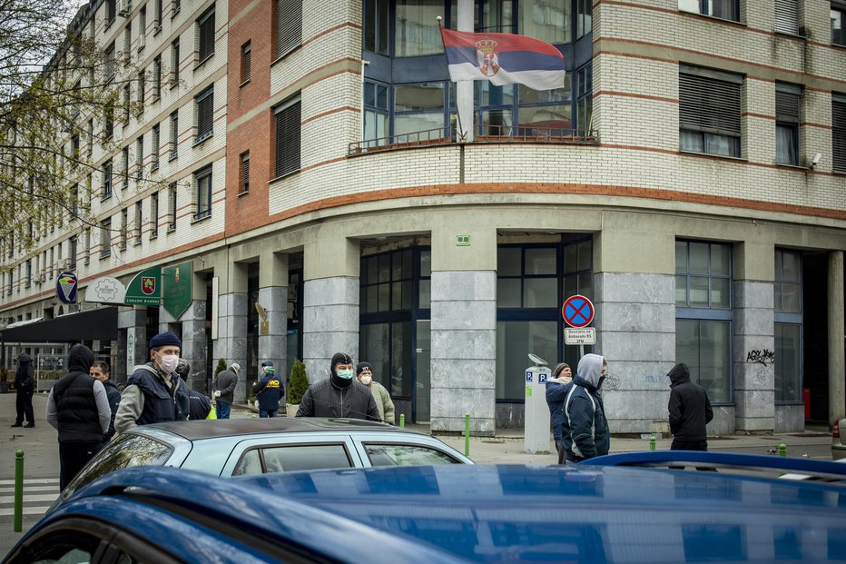 Fotografija: Srbski državljani v avtomobilih čakajo v okolici srbske ambasade, da bi jih Srbija sprejela nazaj v domovino. FOTO: Voranc Vogel