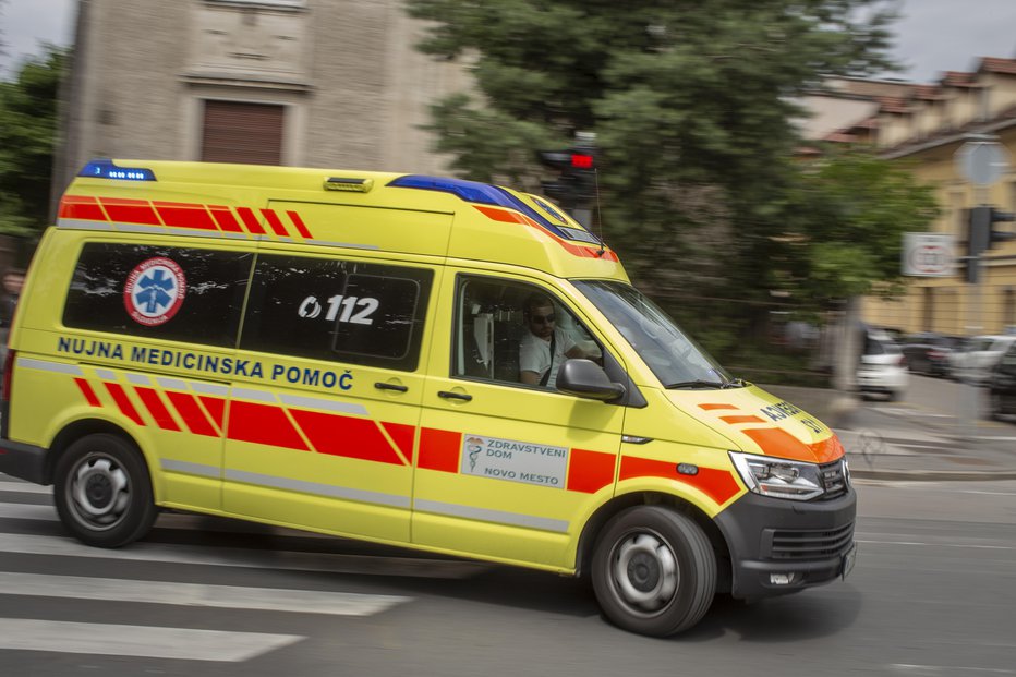 Fotografija: Hudo poškodovanega voznika so odpeljali v ljubljanski klinični center. FOTO: Voranc Vogel, Delo