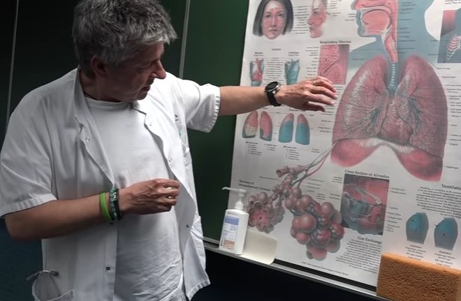 Matjaž Turel razlaga, kako virus napade pljuča. FOTO: Zaslonski posnetek