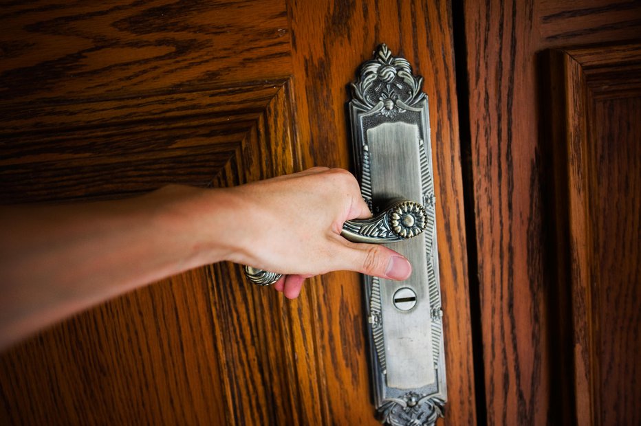 Fotografija: Previdno, ko se dotikate kljuk na vratih. FOTO: Guilver, Getty Images