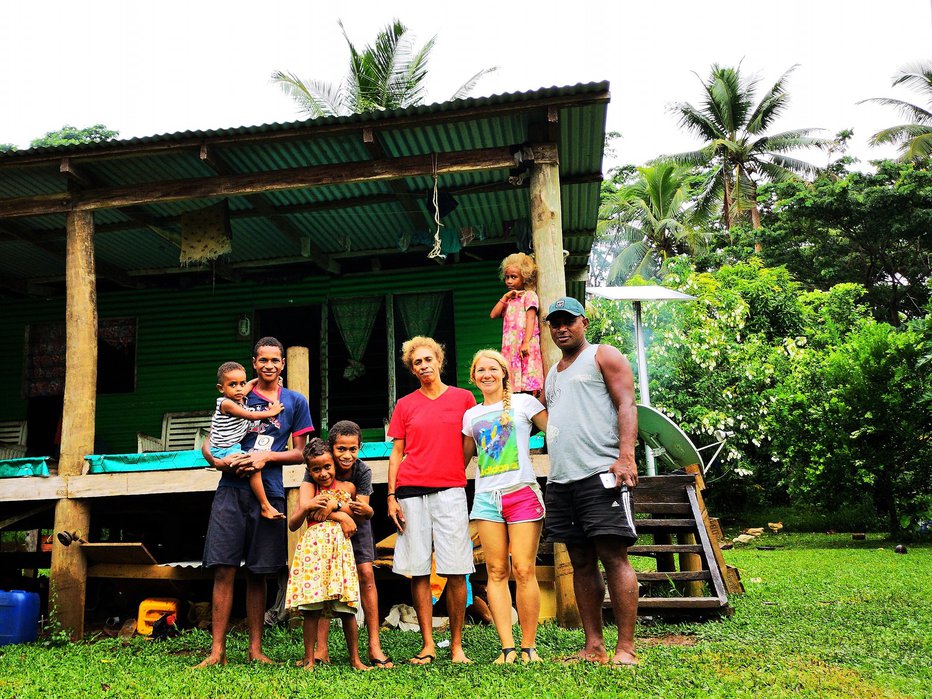 Fotografija: Anja Kovačič pri svoji nadomestni družini na otoku Fidži