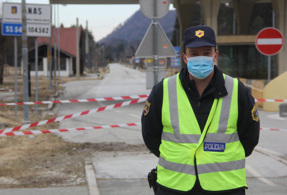 Fotografija: Stalna prisotnost policije ob mejnem prehodu Rateče in v okolici. FOTO: Boštjan Fon