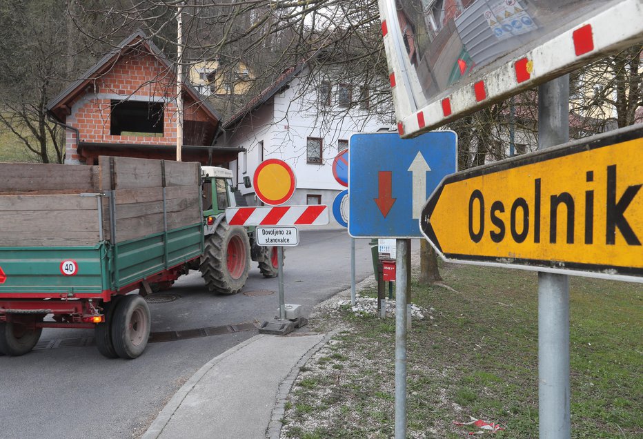 Fotografija: V okolici Medvod so zaprli ceste proti priljubljenim izletniškim točkam Ljubljančanov. Foto: Dejan Javornik