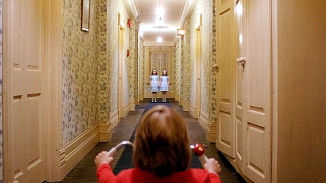 Kultni film Izžarevanje pokaže, da je še kaj hujšega kot biti sam ujet v hišo. FOTO: Warner Bros