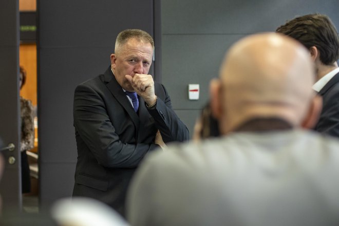 Minister za gospodarski razvoj in tehnologijo Zdravko Počivalšek je bil na zaslišanju ministrskih kandidatov vidno prehlajen. FOTO: Voranc Vogel