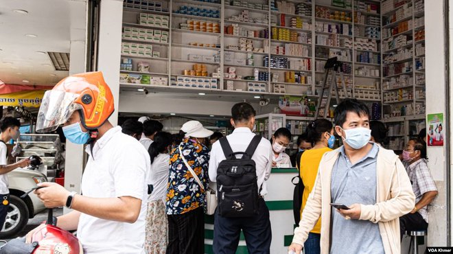V Phnom Penhu večina nosi maske.