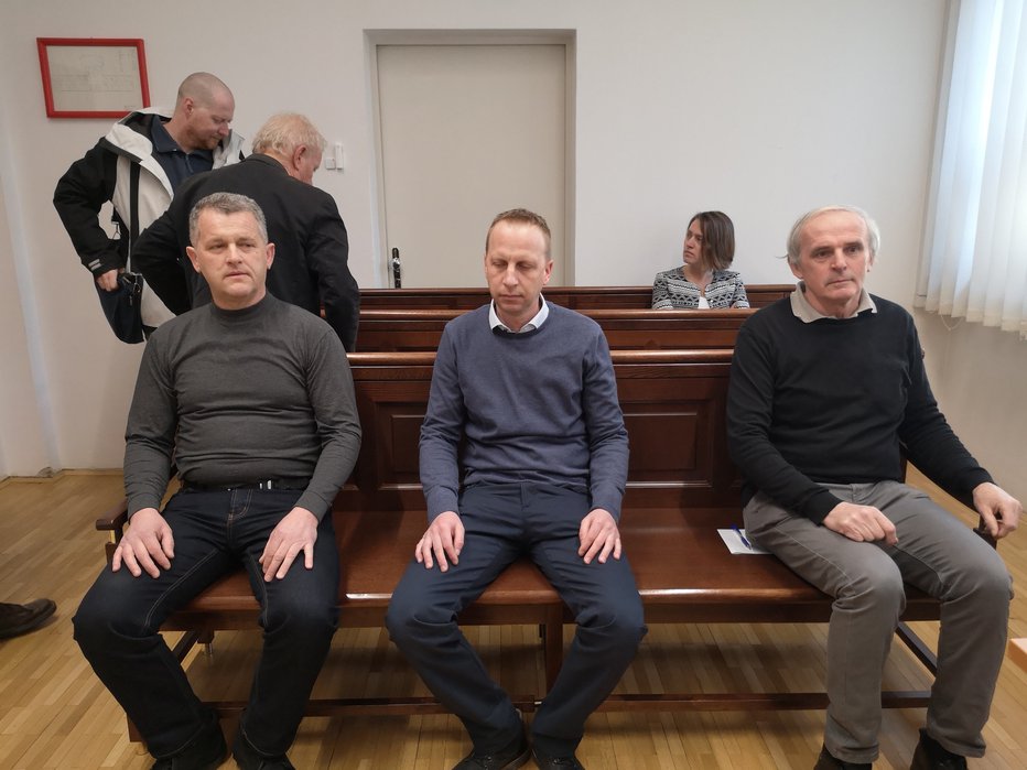 Fotografija: Obtoženi (z leve) Štefan Kuserbajn, Marko Krajnc in Janko Drča se zagovarjajo zaradi povzročitve splošne nevarnosti. FOTO: Mojca Marot