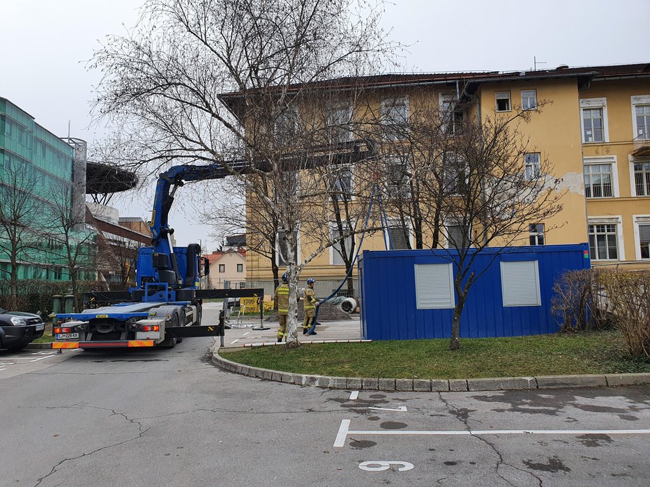 Fotografija: Pred infekcijsko kliniko stojijo zabojniki za domnevno okužene. FOTO: UKC Ljubljana