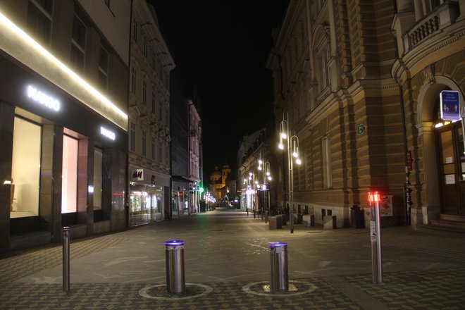 Ulice v središču Ljubljane so prazne, polne pa so na Bledu in na Obali. FOTO: Boštjan Fon