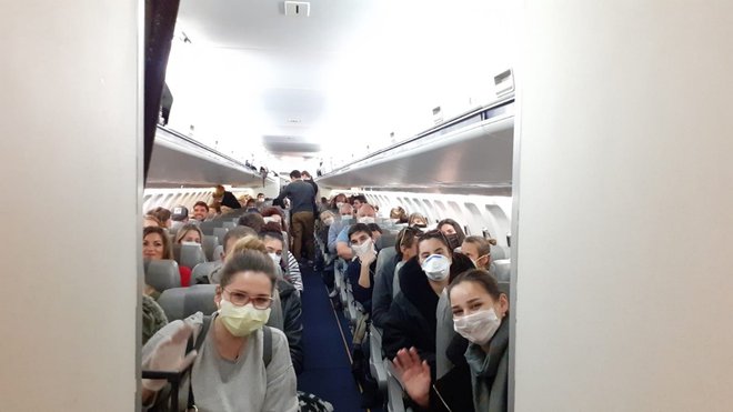 Slovenci na letalu, ki je v nedeljo zgodaj zjutraj priletelo iz Španije na brniško letališče. FOTO: Twitter