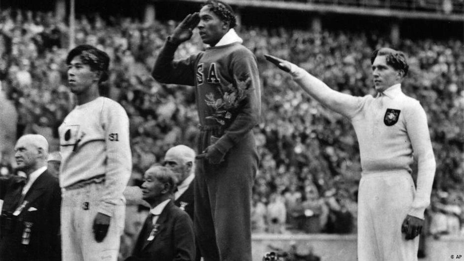 Fotografija: Jesse Owens (v sredini) po olimpijski zmagi v skoku v daljavo, desno srebrni Nemec Luz Long FOTO: Arhiv MOK