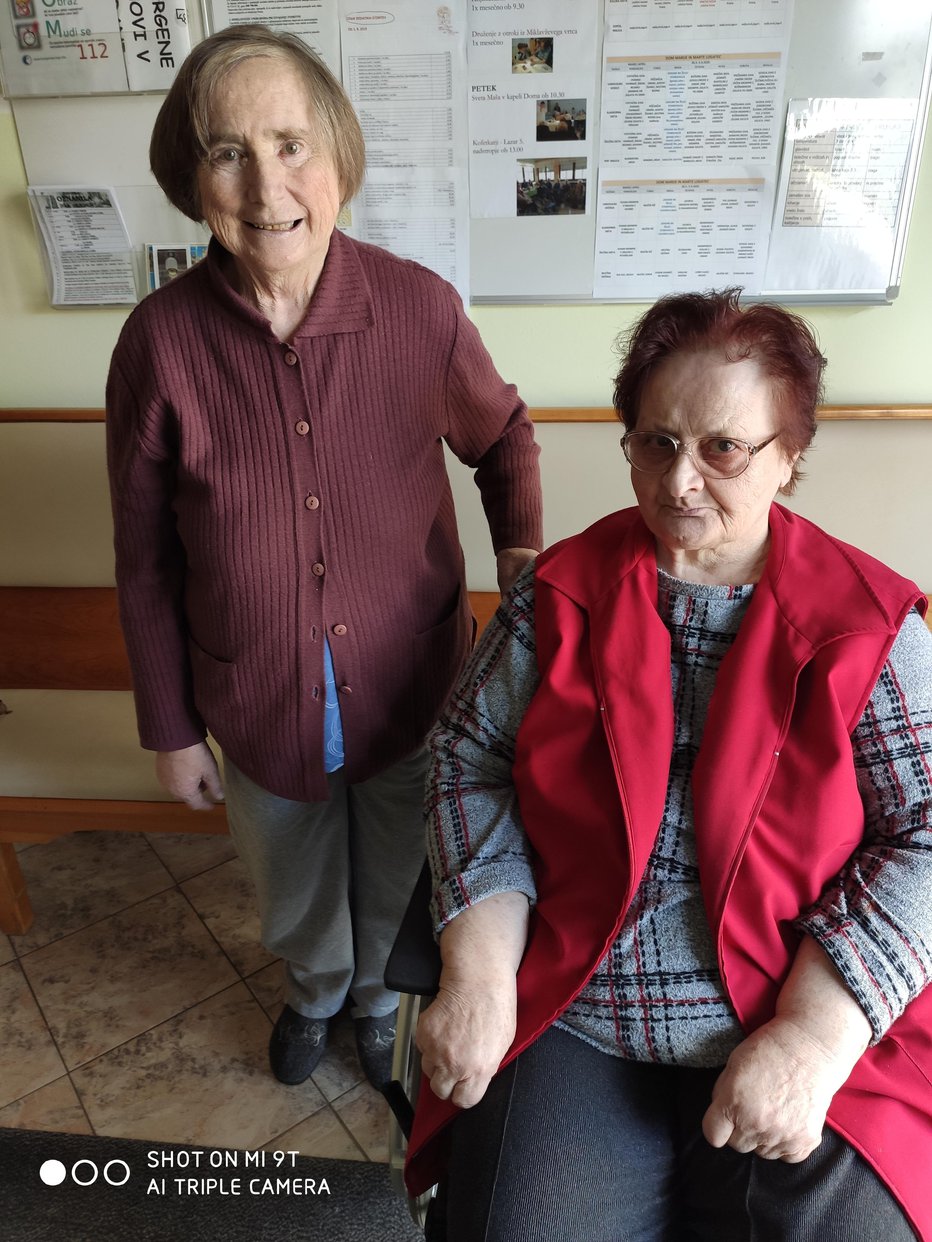 Fotografija: Karolina Medvešček (na fotografiji levo) in Ivana Čuden sta bili zelo veseli obiska Boruta Pahorja. FOTO: Dom Marije in Marte Logatec