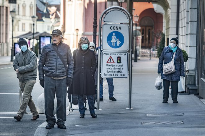 Vse več ljudi nosi zaščitno masko. FOTO: Voranc Vogel