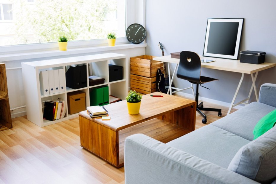 Fotografija: Kar pogosta odločitev za umestitev delovnega kotička je dnevna soba. FOTO: Shutterstock