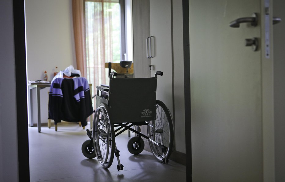 Fotografija: Domovi starejših občanov so najbolj na udaru koronavirusa pri nas (simbolična fotografija). FOTO: Jože Suhadolnik