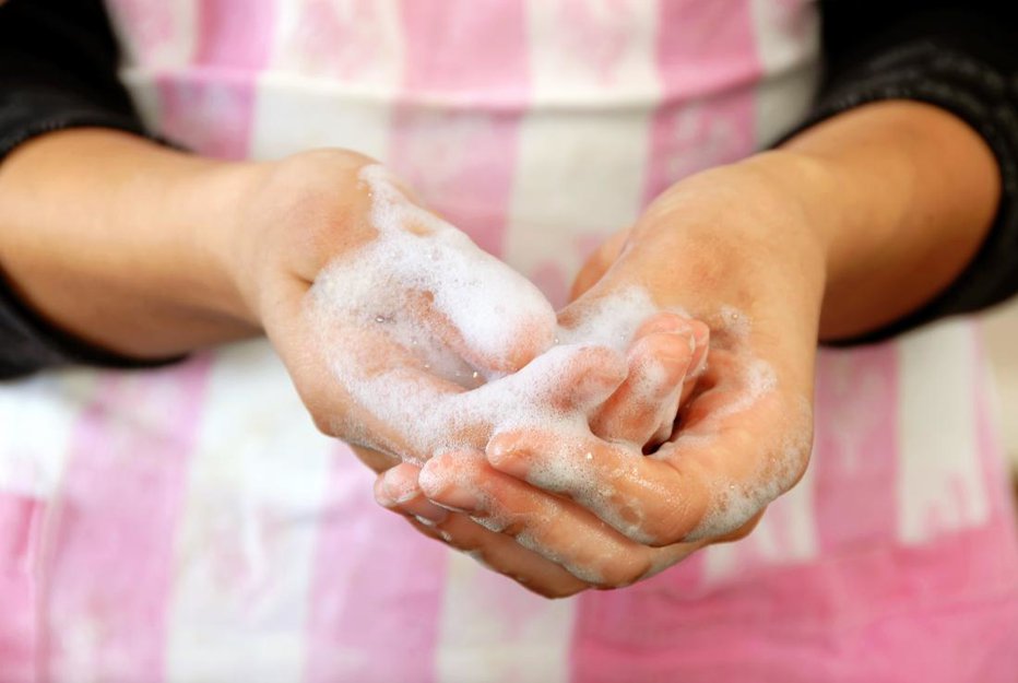 Fotografija: Umivanje rok s praškom za posodo ni dobra ideja. FOTO: Getty Images