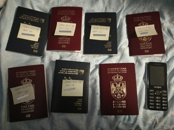 Med hišnimi preiskavami so zasegli tudi 19 potnih listin. FOTO: Policija