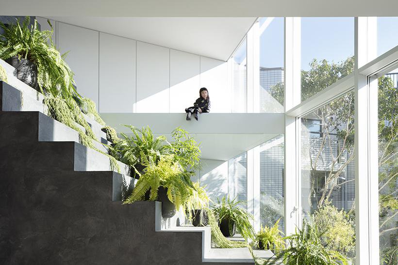 Fotografija: Japonski oblikovalec in arhitekt Oki Sato, ki ga v oblikovalskem svetu poznamo pod imenom Nendo, je zasnoval hišo za dve generaciji. Zaznamuje jo stopnišče, ki se vije iz zunanjosti vse do vrha hiše. FOTO: Takumi Ota