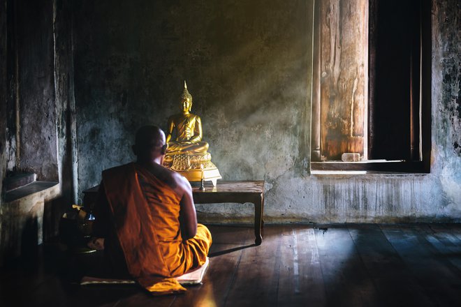 Od budističnih menihov lahko prevzamemo strategije preživetja v teh težkih časih.