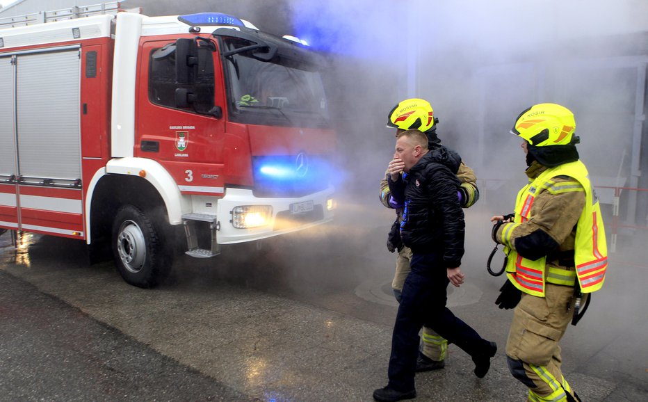 Fotografija: Poleg zdravstvenega osebja in policije so gasilci te dni med najbolj obremenjenimi (simbolična fotografija). FOTO: Roman Šipić, Delo