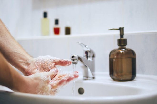 Umivanje rok z milom je še kako pomembno.  FOTO: Thinkstock