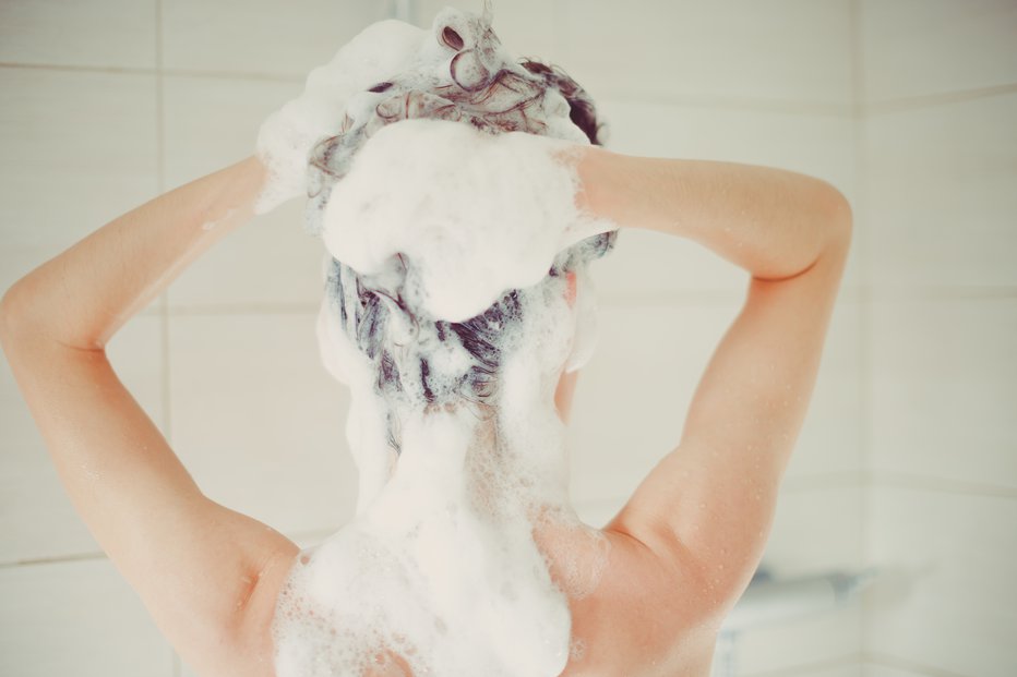 Fotografija: Umivanje las. FOTO: Alina Rosanova, Getty Images, Istockphoto
