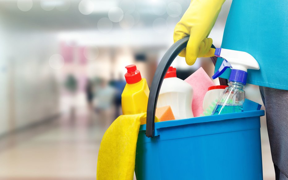 Fotografija: Strokovnjaki v splošnem odsvetujejo mešanje katerih koli čistil za dom. FOTO: Shutterstock